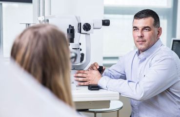 Nevidíte čítať, lebo máte „krátke ruky“?  Zbavte sa okuliarov na čítanie navždy