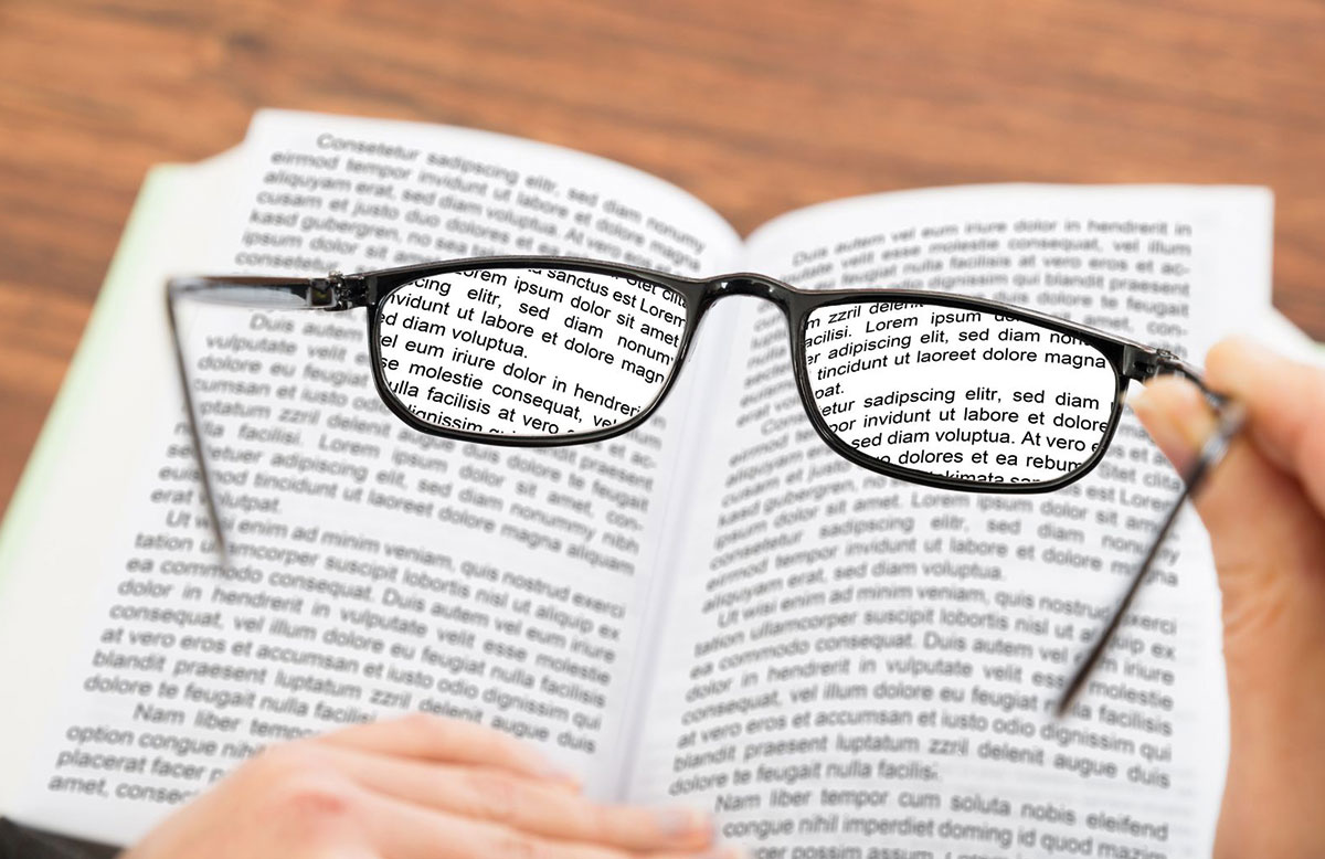 Dá sa jedným zákrokom navždy zbaviť okuliarov na čítanie a zároveň aj do diaľky?
